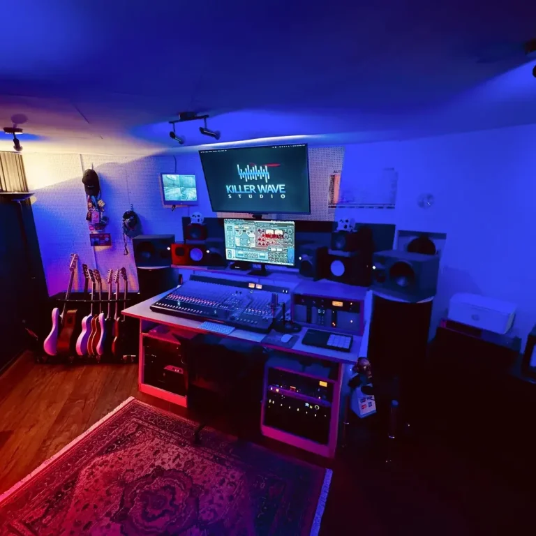 Kompositionen in Hamburg, Werbemusik Ein beleuchtetes Tonstudio mit Mischpult, Lautsprechern und Gitarren.