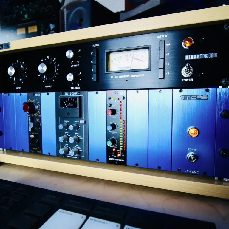 Audio-Postproduktion in Hamburg Audioequipment mit mehreren Racks, Reglern und Anzeigen in einem Studio-Setup.