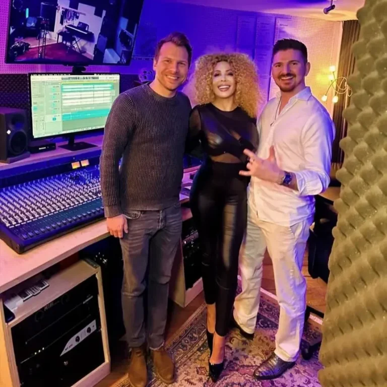 Musikproduktion in Hamburg, Music Production Drei Personen in einem Musikstudio, umgeben von Mischpult und Lichtern. Afida Turner